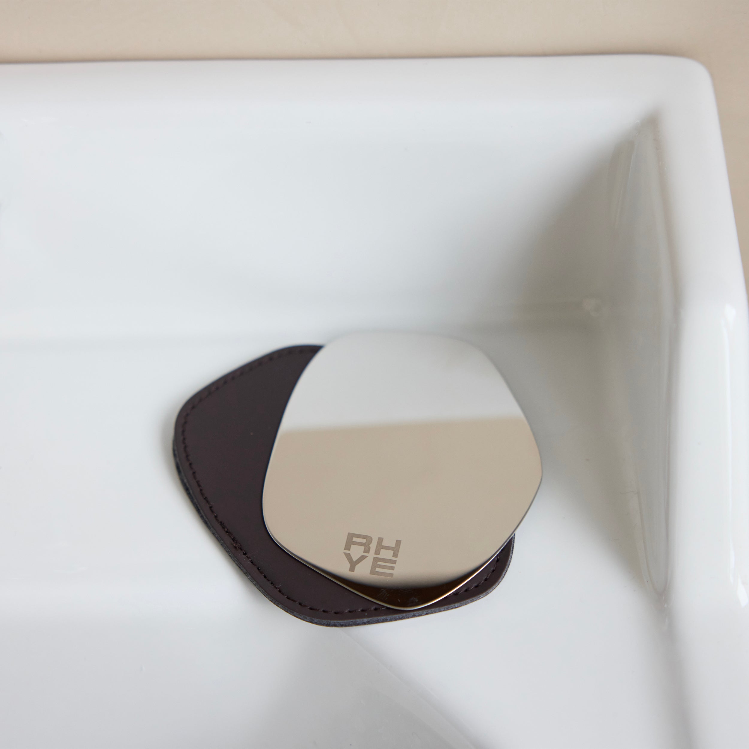 THE SCULPTURAL MIRROR